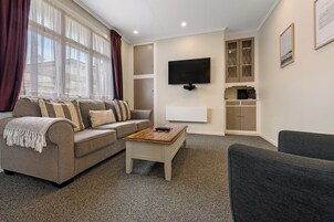 82-cm Smart TV with satellite channels, TV, Netflix