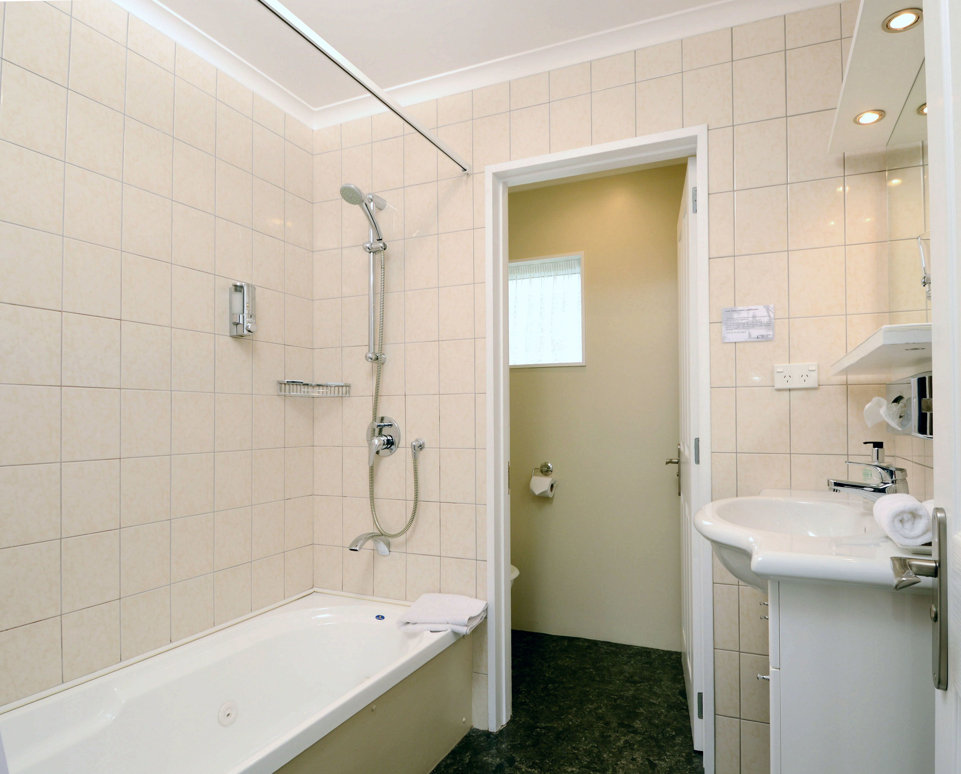 Un baño moderno con bañera, ducha y lavamanos.