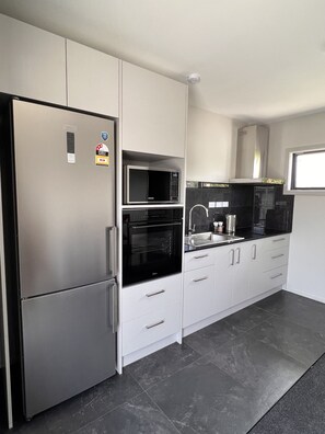 Deluxe Apartment | Private kitchen | Fridge, coffee/tea maker - Willowbank Motel (Kaikoura)