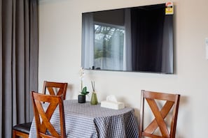 Departamento Confort, 1 habitación, vista a la montaña (Prepaid) | Área de sala de estar | Televisión