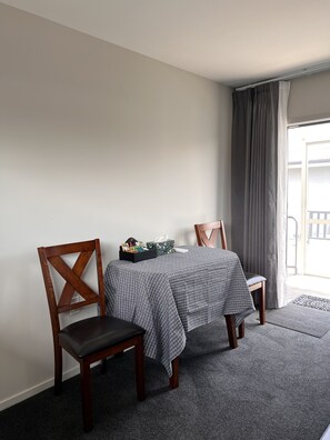 Deluxe Apartment | Living area | TV - Willowbank Motel (Kaikoura)