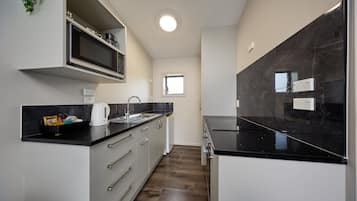 Departamento, 2 habitaciones | Cocina privada | Refrigerador y cafetera y tetera