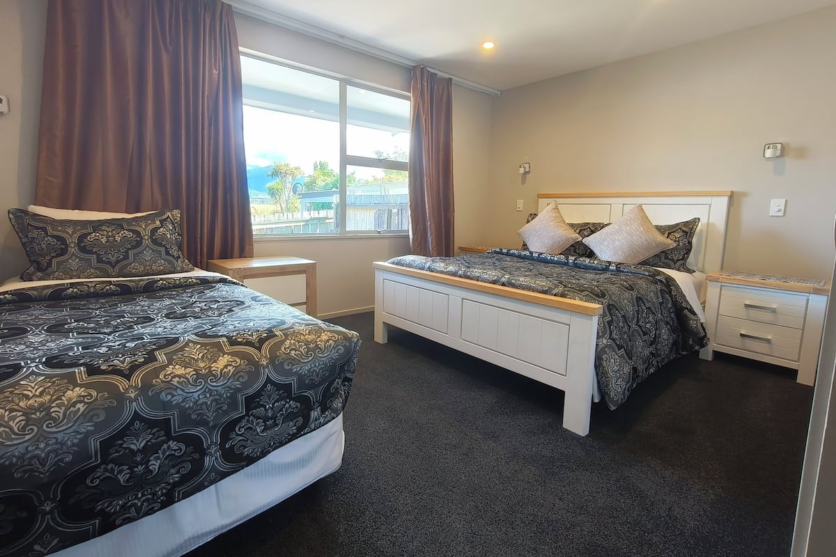 Family Apartment | Iron/ironing board, free WiFi, bed sheets