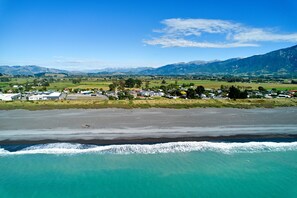 On the beach, beach shuttle, 12 beach bars - Alpine View Motel (Kaikoura)