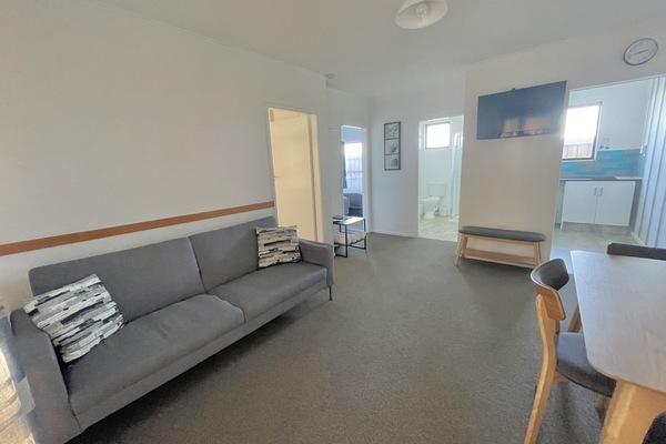 Familiesuite, 2 soverom | Oppholdsområde | En 32-tommers Flatskjerm-TV med Parabol-TV samt TV