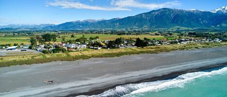 En la playa, traslado desde/hacia la playa y 12 bares en la playa