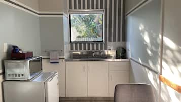 Habitación estándar, 1 cama de matrimonio | Cocina privada | Frigorífico, microondas, hervidor eléctrico y tostadora