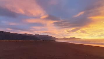Na praia, serviço de traslado de/para a praia, 12 bares na praia