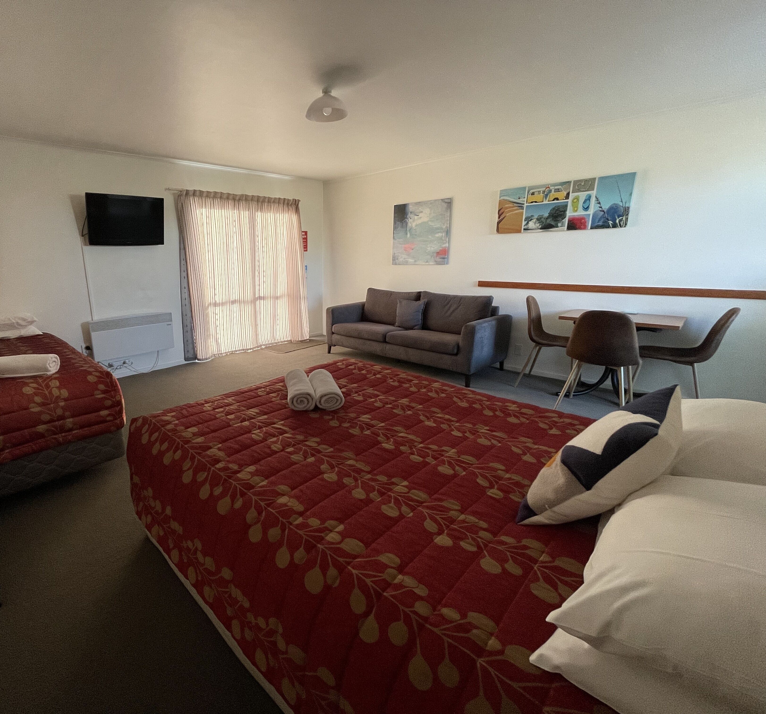 Habitación de hotel con una cama grande, un sofá, un escritorio y una silla.