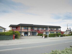 Property entrance - Alpine Motel (Oamaru)