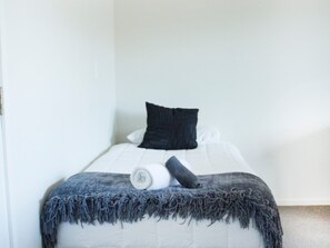 Escritorio, cortinas blackout y sistema de insonorización 