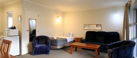 Executive-Apartment, 1 Schlafzimmer | Wohnbereich | 32-Zoll-Smart-TV mit Satellitenempfang, Fernseher