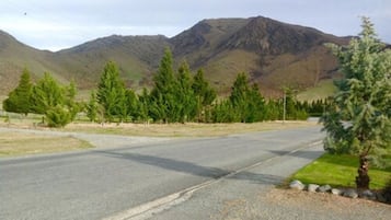 Una carretera con una montaña al fondo.