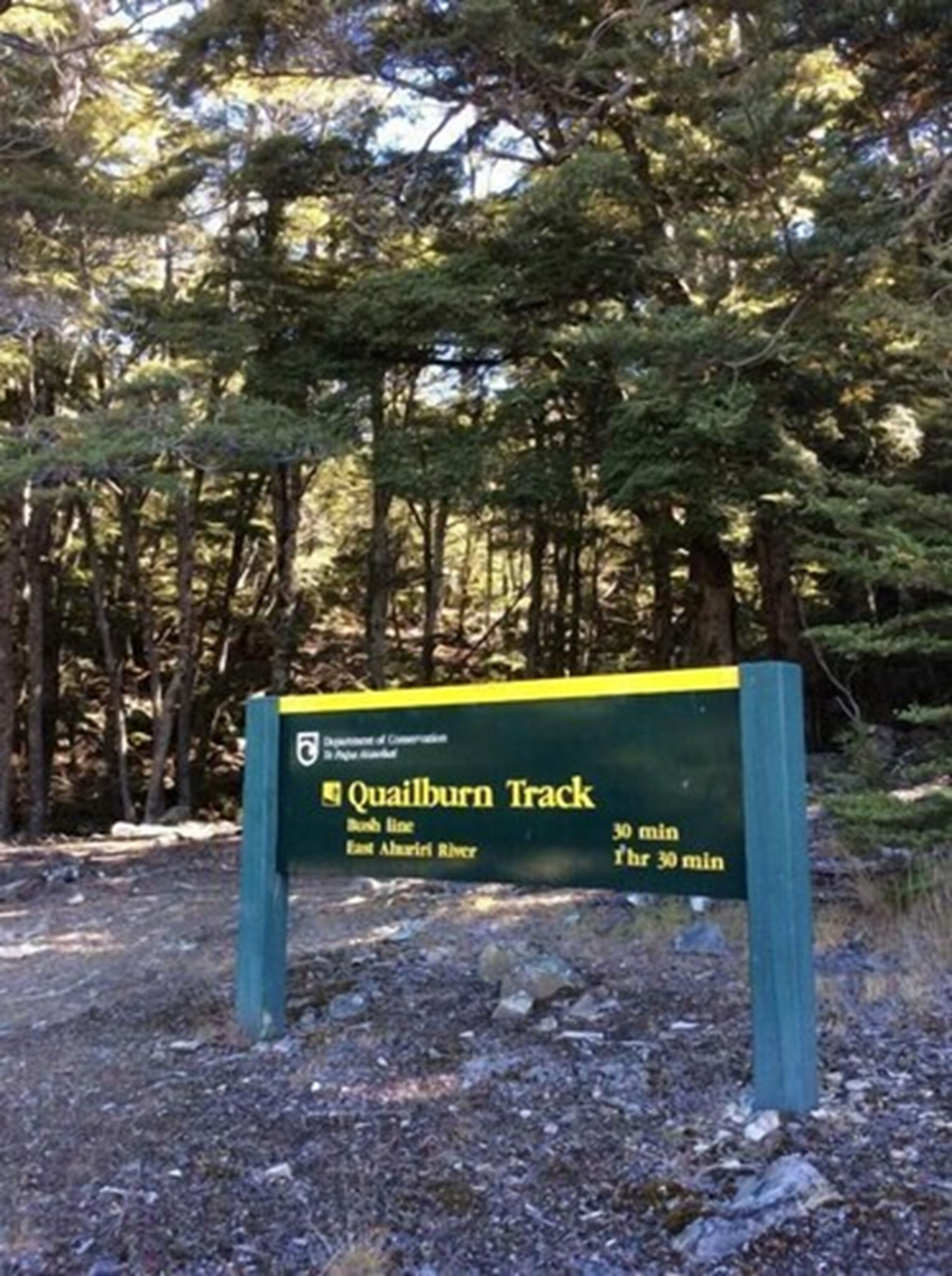 A sign for Quailburn Track with a 30-minute bush line and East Ahuriri River.