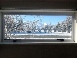 Escritorio, tabla de planchar con plancha, wifi gratis y ropa de cama 