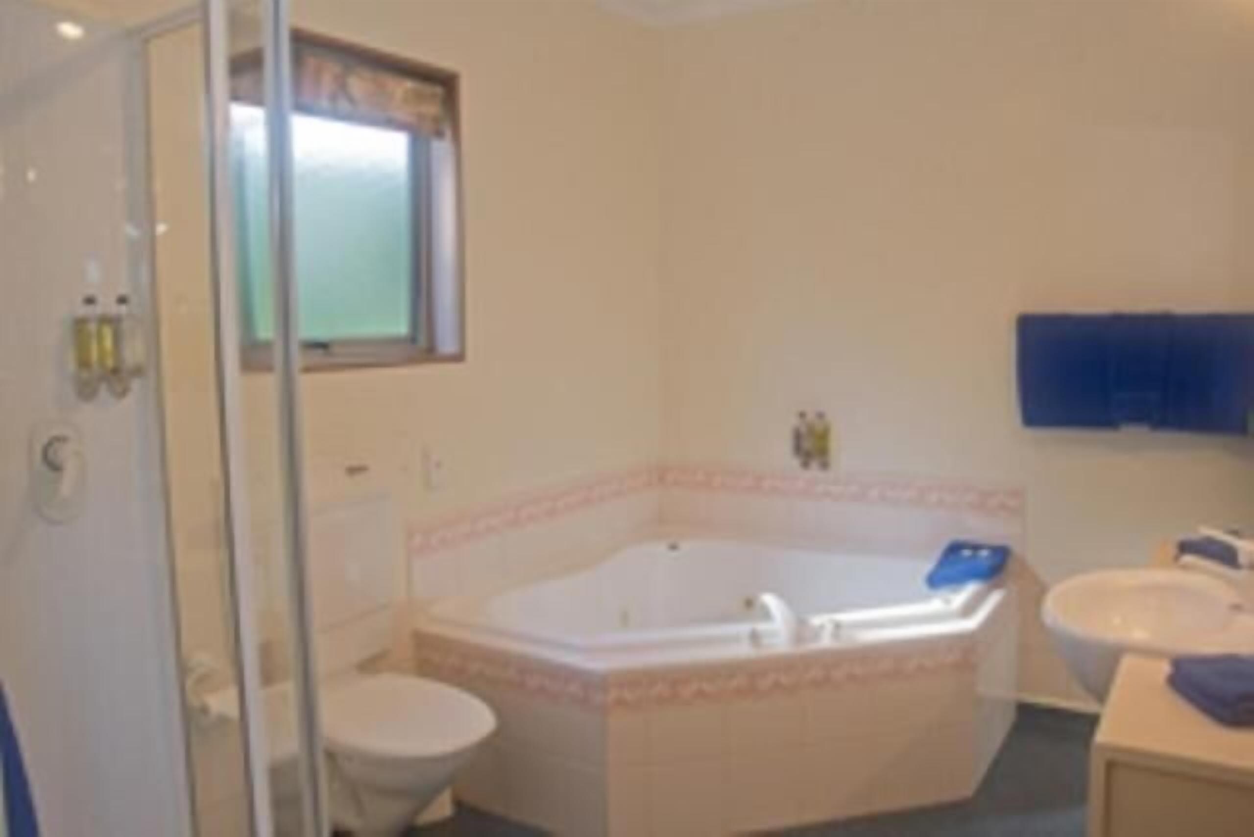 Ein Badezimmer mit Badewanne, Toilette und Waschbecken.