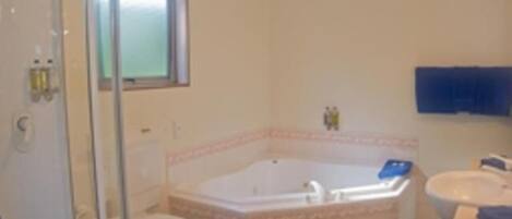 Ein Badezimmer mit Badewanne, Toilette und Waschbecken.
