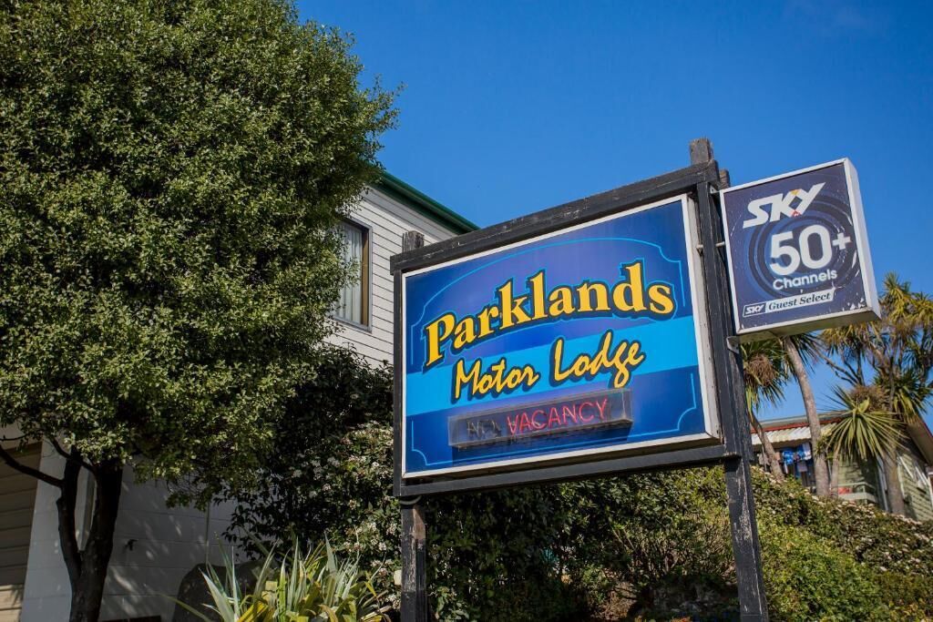 A sign for Parklands Motor Lodge with a 'No Vacancy' notice.