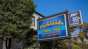 Placa do Parklands Motor Lodge com aviso de 'Sem quartos disponíveis'.