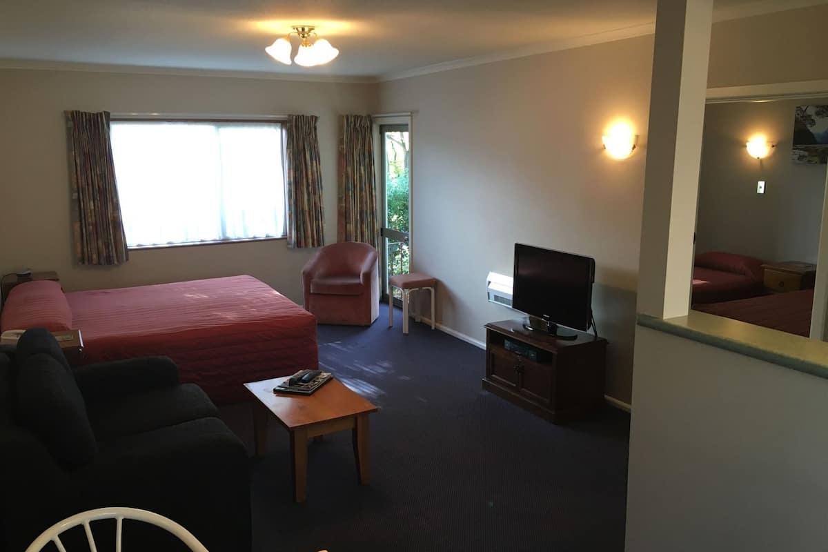 Iron/ironing board, free WiFi, bed sheets