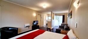One Bedroom Unit with Kitchen | Living area | 32-inch LCD TV with satellite channels, TV - Parklands Motor Lodge Timaru (Timaru)