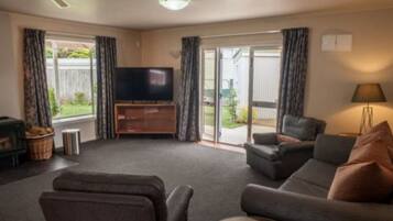 Talo, 2 makuuhuonetta | Olohuone | Televisio