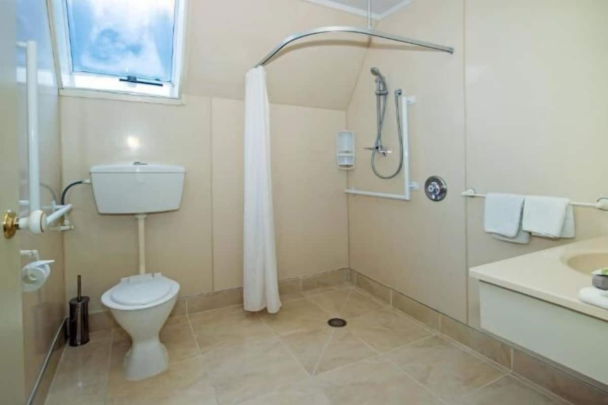 Douche, articles de toilette gratuits, sèche-cheveux