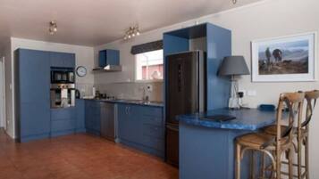 Maison, 2 chambres | Cuisine privée | Réfrigérateur, micro-ondes, cafetière/bouilloire