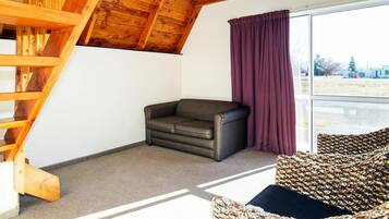 Chalet, 2 chambres (Prepaid) | Salle de séjour | Télévision