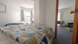 Leilighet, 1 soverom | Skrivebord, strykejern/-brett, wi-fi (inkludert) og sengetøy