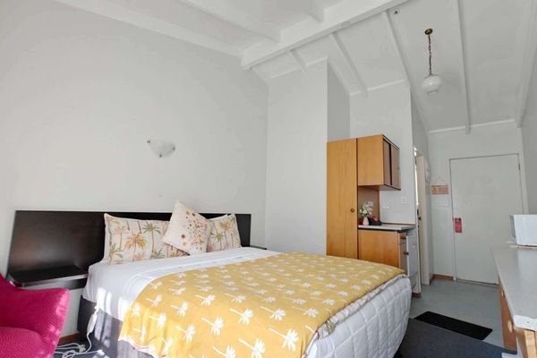Studio | Desk, iron/ironing board, free WiFi, bed sheets