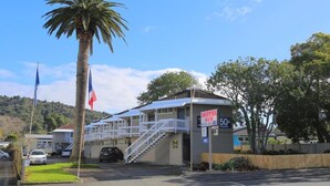 Un motel avec une enseigne indiquant qu’il s’agit du « Motel Six » et qu’il compte 50 chambres.