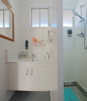 Apartment, 1 Bedroom | Bathroom - Motel Six (Whangarei)