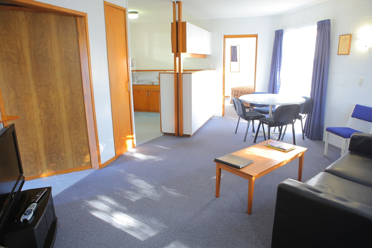 Appartement, 2 slaapkamers | 2 slaapkamers, een bureau, een strijkplank/strijkijzer, gratis wifi