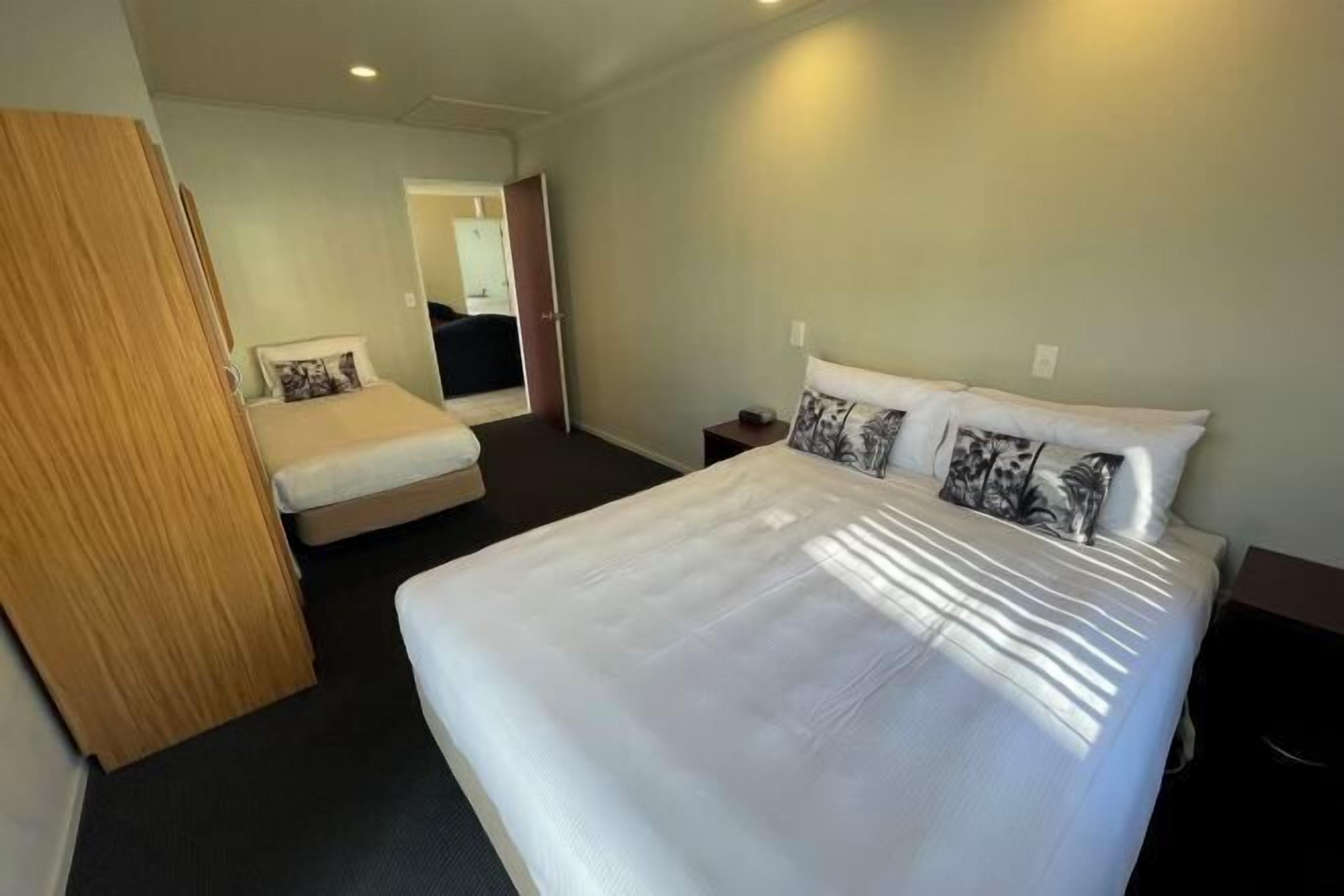 Seterika/papan seterika, Wi-fi percuma, cadar katil 