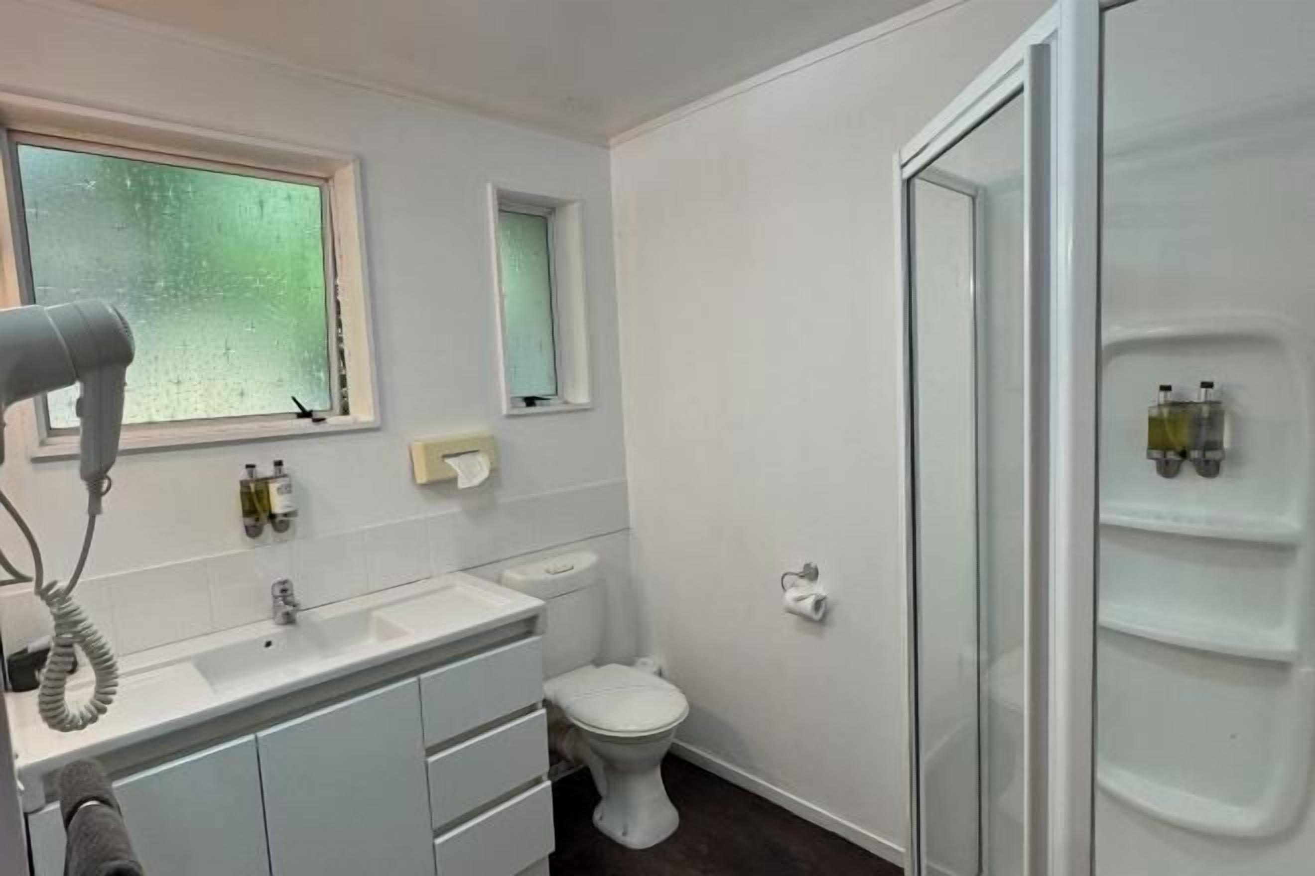 Bilik Mandi | Kelengkapan dandanan diri percuma, pengering rambut, tuala disediakan 