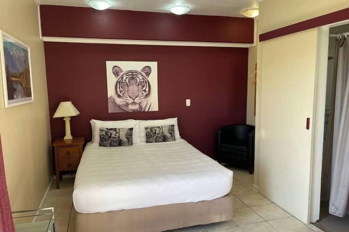 Iron/ironing board, WiFi (free), bed sheets