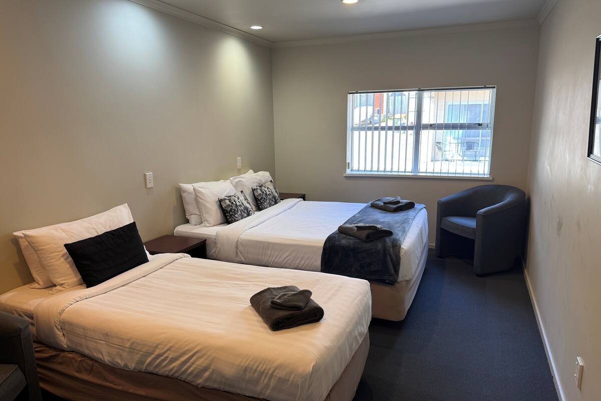 2 Bedroom Spa Suite | Iron/ironing board, WiFi (free), bed sheets