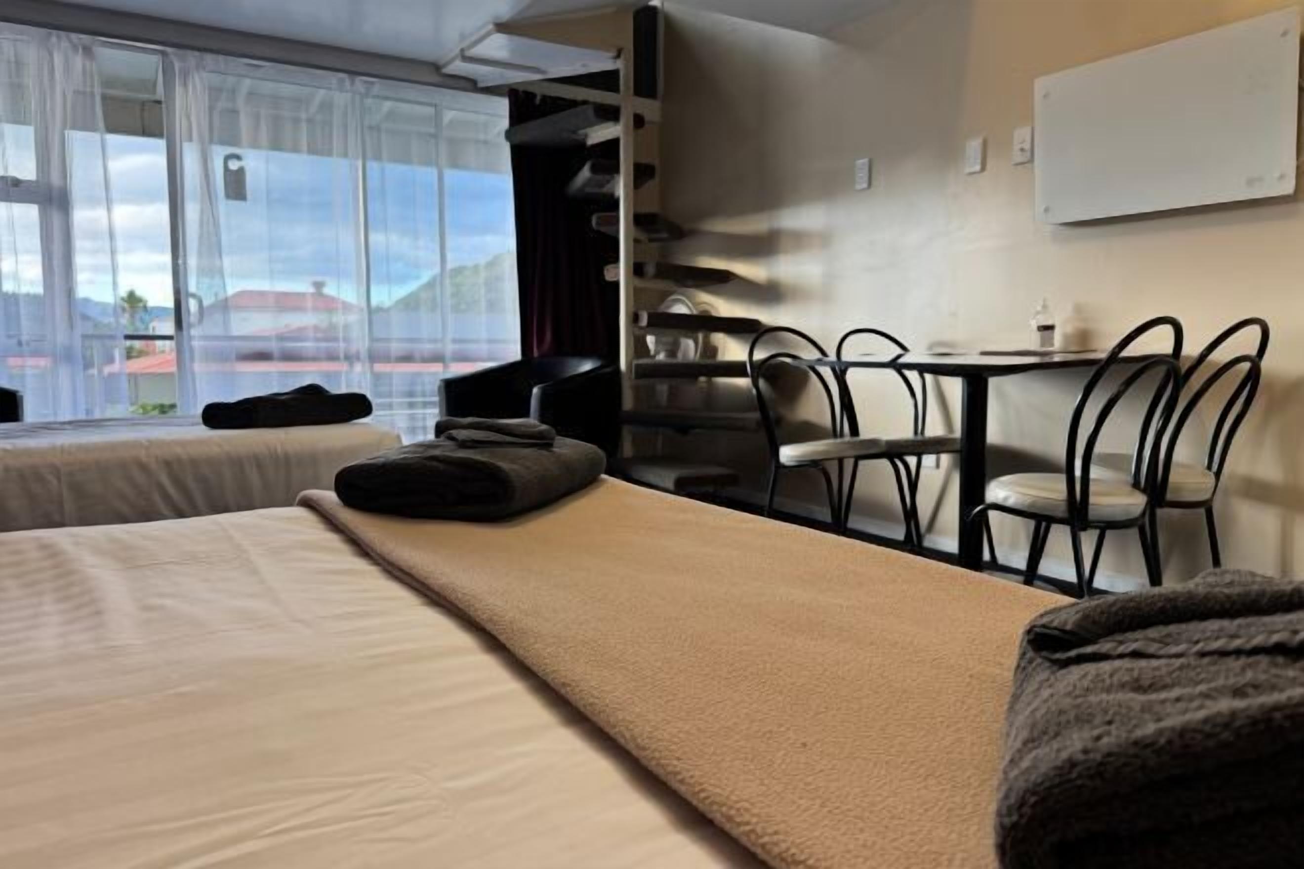 Seterika/papan seterika, Wi-fi percuma, cadar katil 