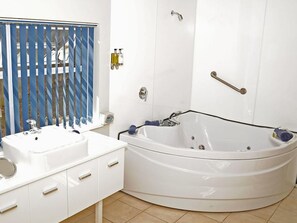2 Bedroom Spa Suite | Bathroom | Free toiletries, hair dryer, towels, soap - Aldan Lodge Motel (Picton)