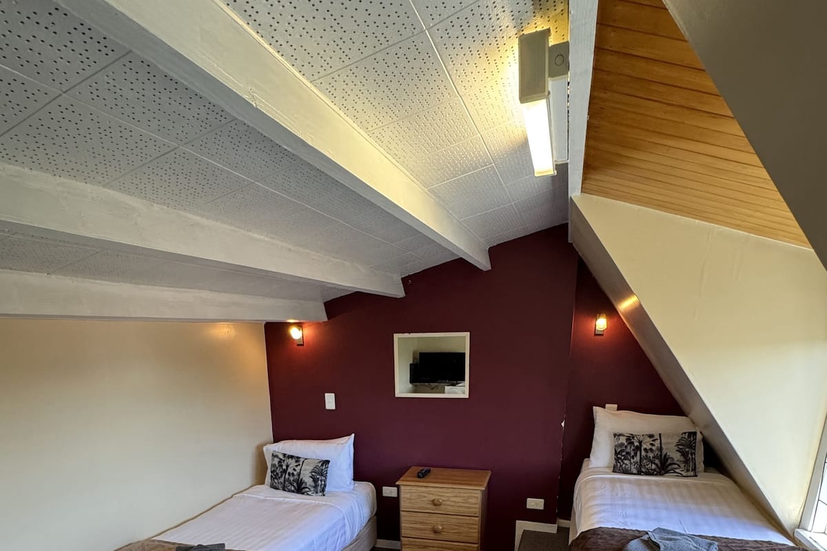 1 Bedroom Executive Suite | Iron/ironing board, WiFi (free), bed sheets