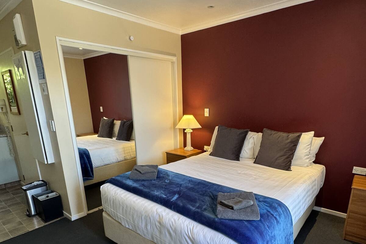 Queen Studio | Iron/ironing board, WiFi (free), bed sheets