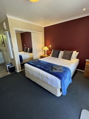 Queen Studio | Iron/ironing board, free WiFi, bed sheets