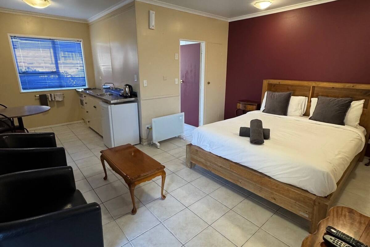 Standard Studio | Iron/ironing board, WiFi (free), bed sheets