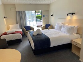 Chambre Standard avec lits jumeaux | Fer et planche à repasser, Wi-Fi gratuit, draps fournis