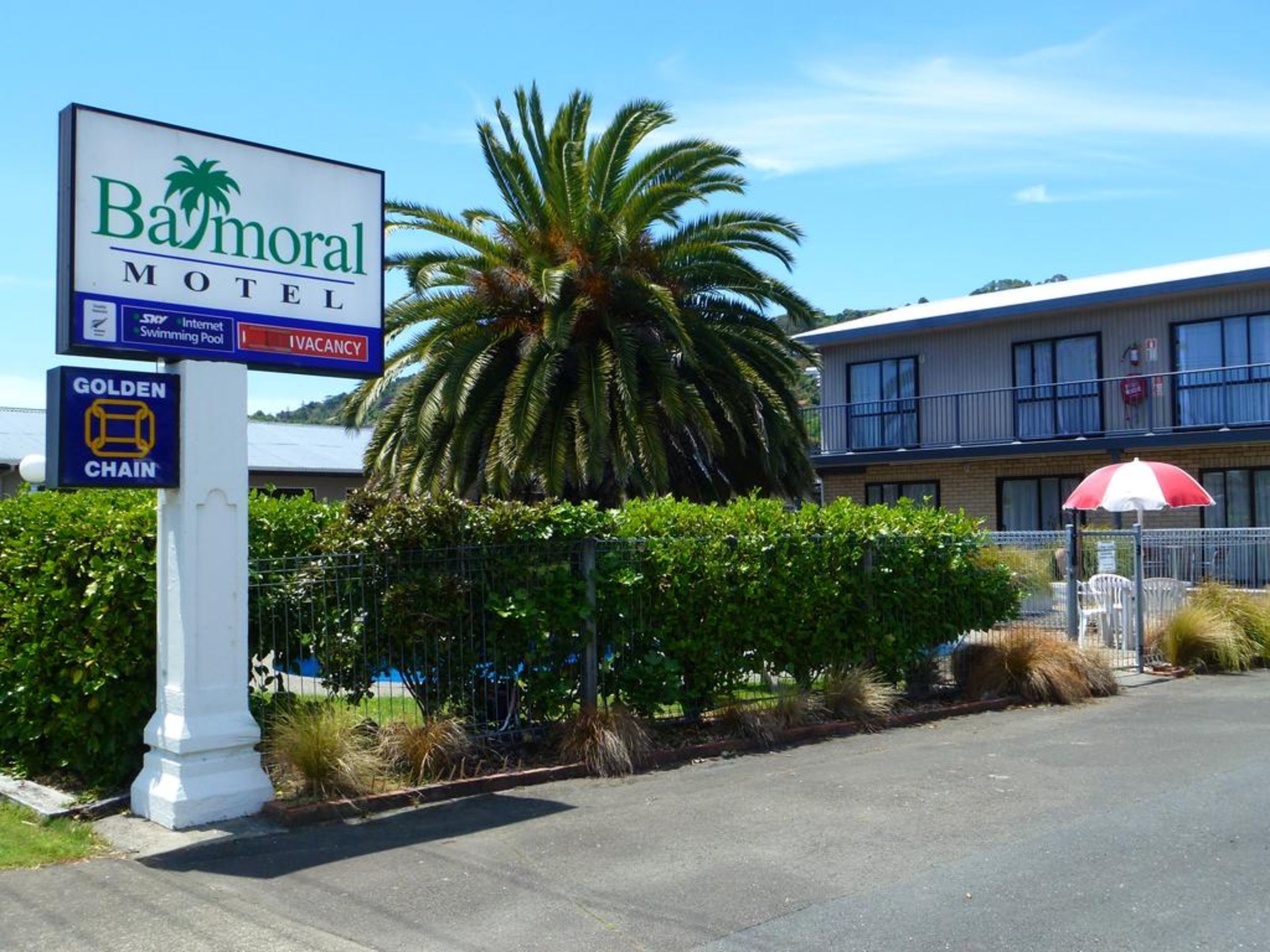 A motel sign with amenities like a swimming pool and internet.