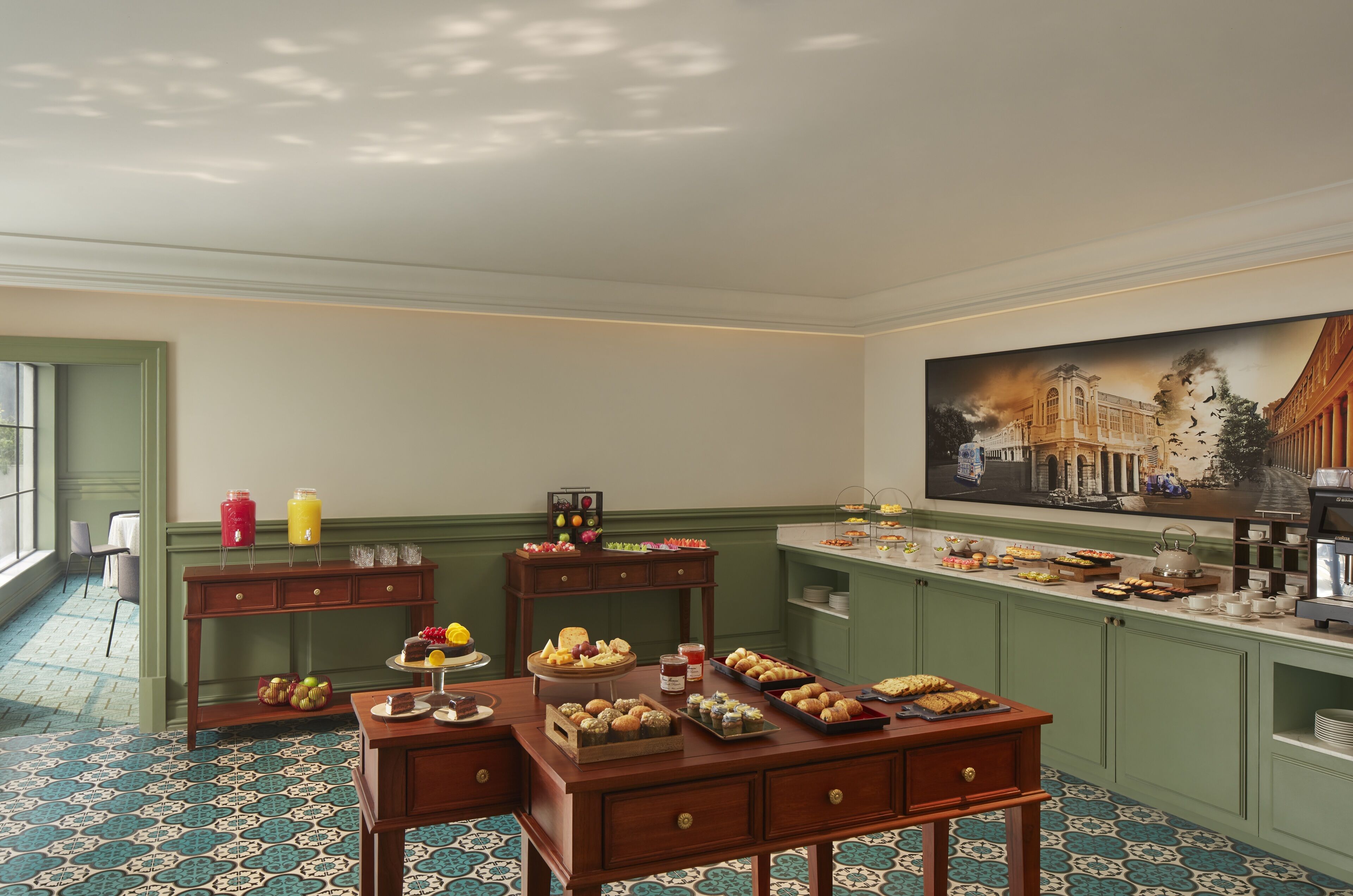 Un buffet de petit-déjeuner proposant divers plats et une peinture accrochée au mur.