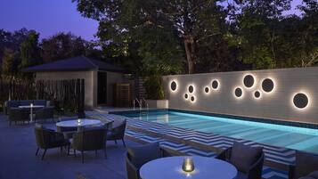 Outdoor pool, free pool cabanas, pool loungers