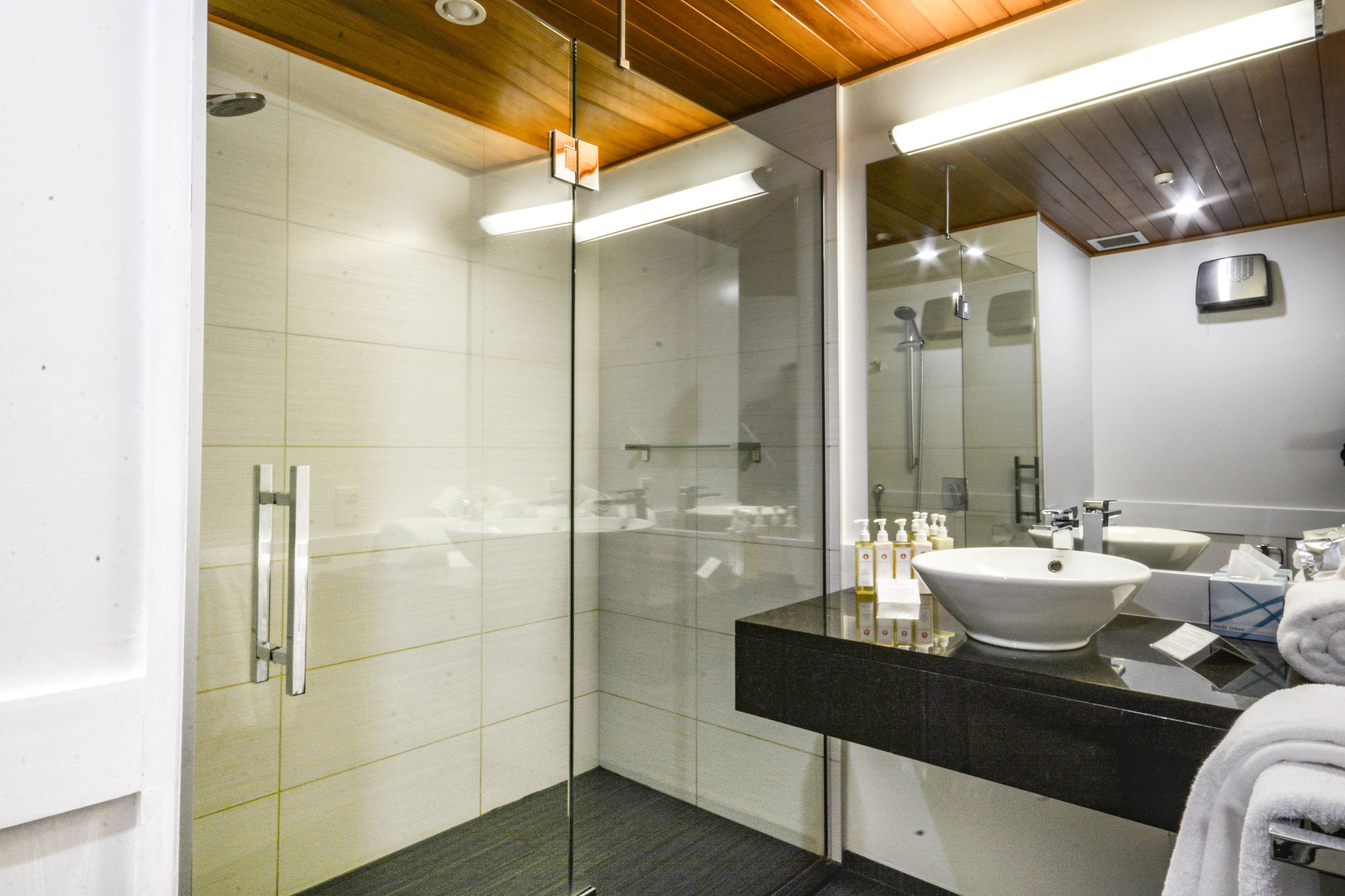 executive studio | bathroom | free toiletries, hair dryer, towels, soap