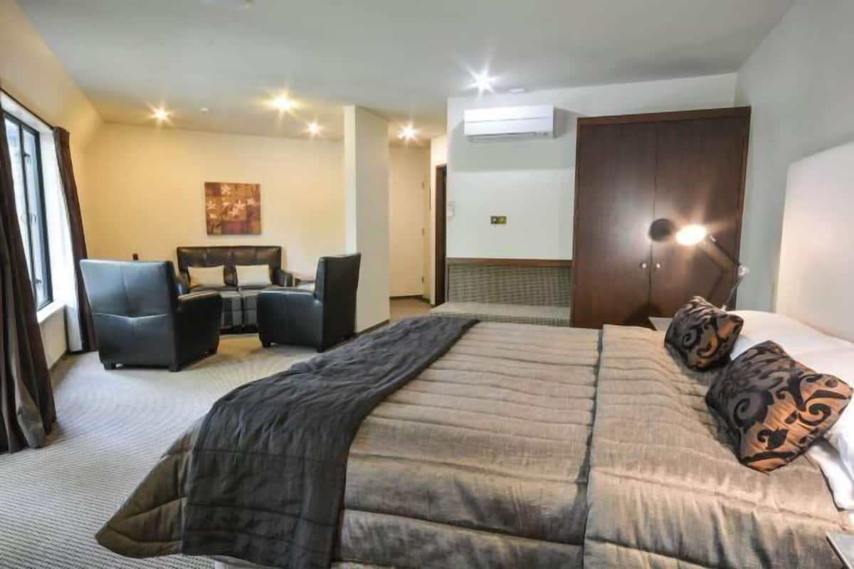 2 slaapkamers, luxe beddengoed, een kluis op de kamer, een bureau